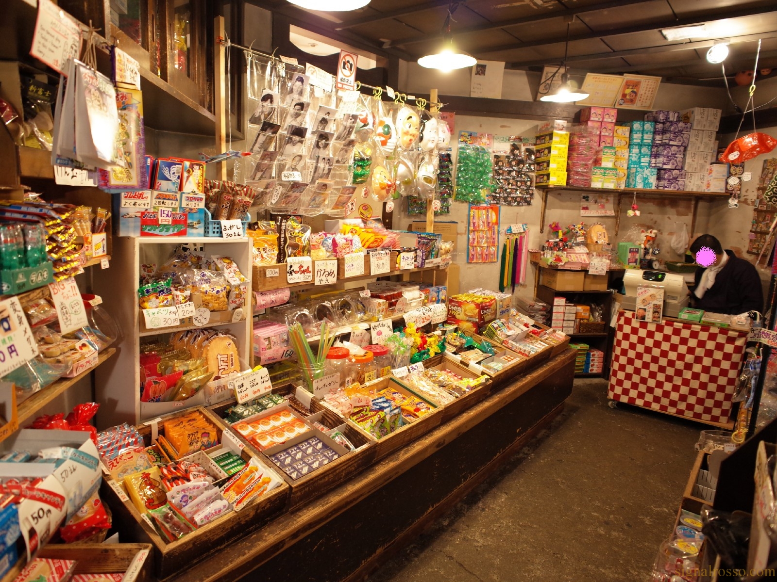 【新横浜ラーメン博物館】駄菓子屋「夕焼け商店」にはあの頃の駄菓子やオモチャがいっぱい シグナル・ロッソ。