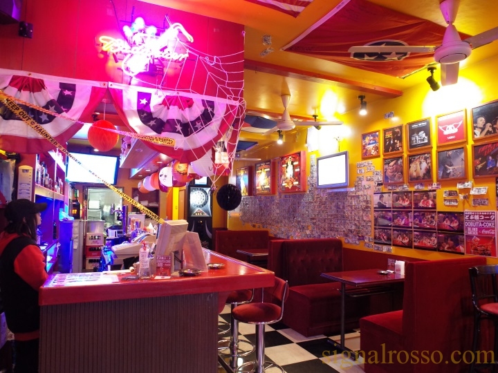 横須賀 店内はリトルアメリカ Bar Cantina でドブ板の思い出を ネイビーバーガー シグナル ロッソ